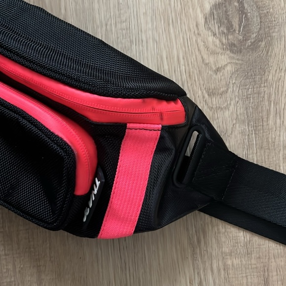 TNA black and pink fanny pack - Picture 3 of 3